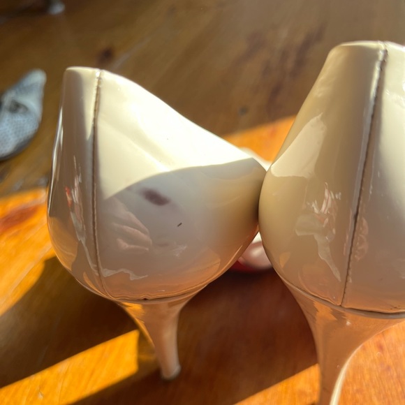 Sexy Christian Louboutin peeptoe cream patent leather heels - Picture 8 of 9